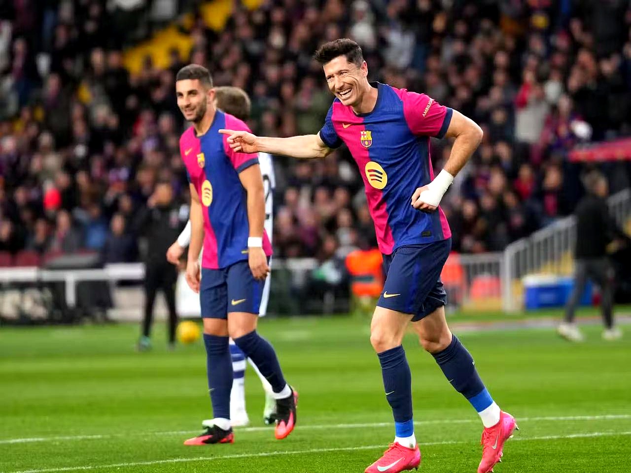 开云体育官网-莱万多夫斯基迎来十五赛季出色发挥，塞尔维亚队观众热烈欢呼！上演精彩一战的简单介绍