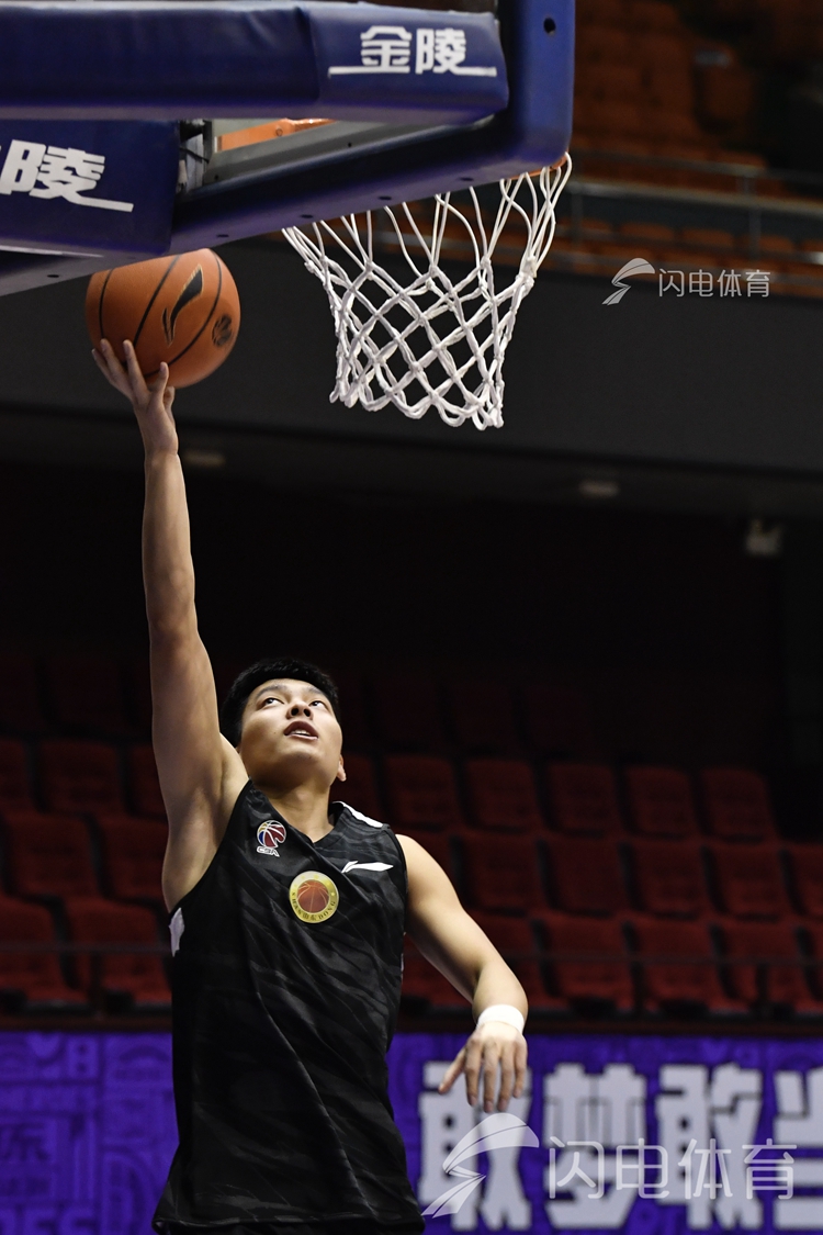 开云app-山东男篮训练开放日，今晚手感冰凉引欢呼，意甲在即，纪律约束更严格(游泳长训班细节计划方案)
