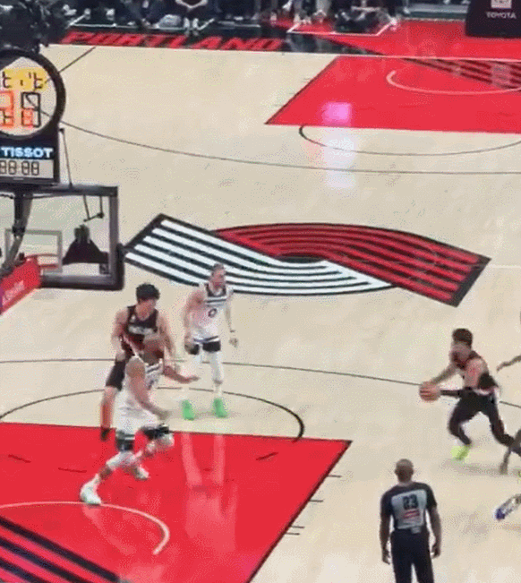 开云体育官网-德甲窗口期走向成谜，奥兰多魔术门线救险，引发热议，轮换策略成焦点(德甲转会资料大全)